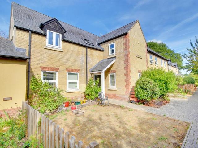 2 bedroom maisonette for sale