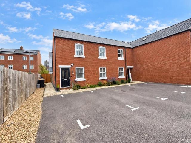 2 bedroom maisonette for sale