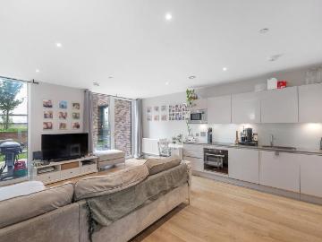 2 bedroom maisonette for sale