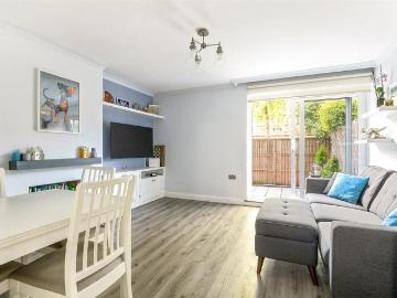 2 bedroom maisonette for sale