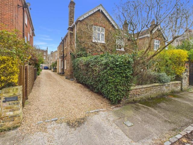2 bedroom maisonette for sale