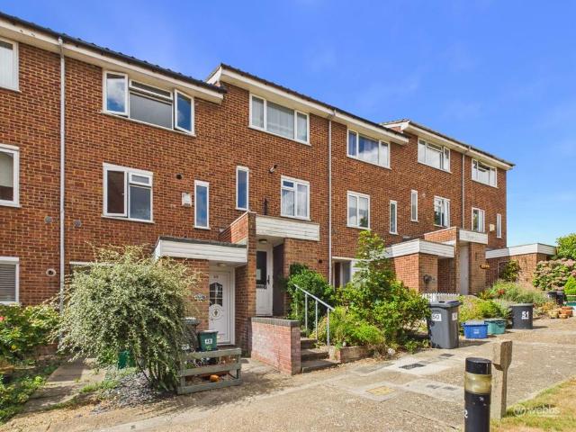 2 bedroom maisonette for sale
