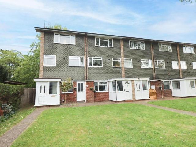 2 bedroom maisonette for sale