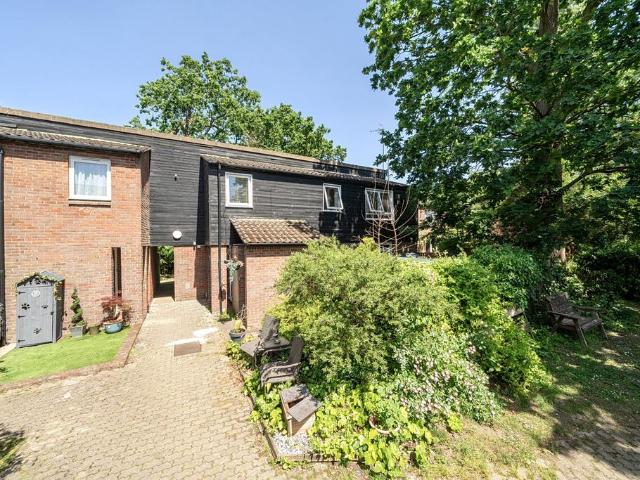 2 bedroom maisonette for sale