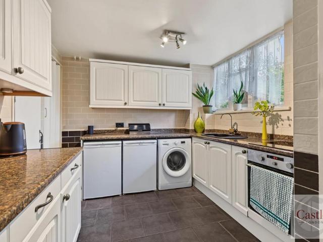 2 bedroom maisonette for sale