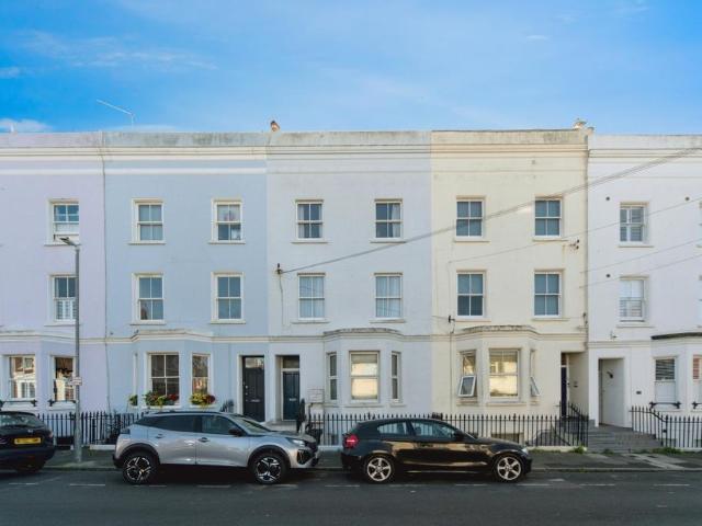 2 bedroom maisonette for sale