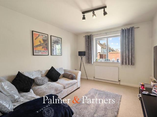 2 bedroom maisonette for sale