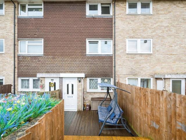 2 bedroom maisonette for sale