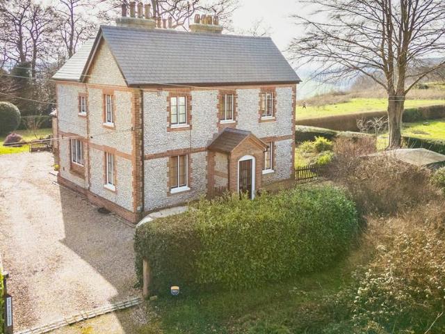 2 bedroom maisonette for sale