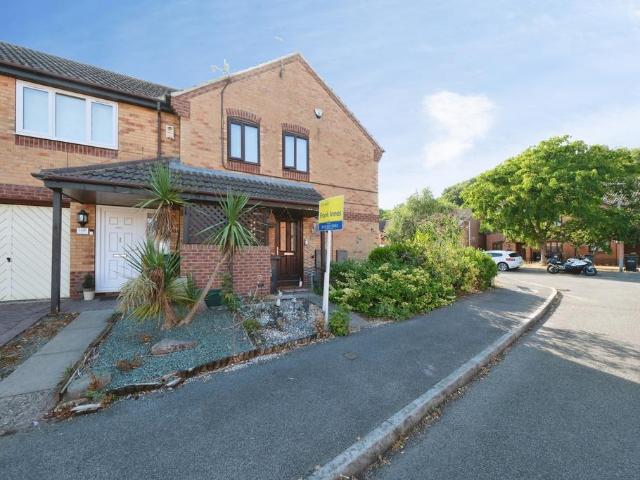 2 bedroom maisonette for sale