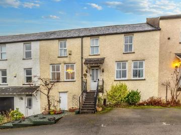 2 bedroom maisonette for sale