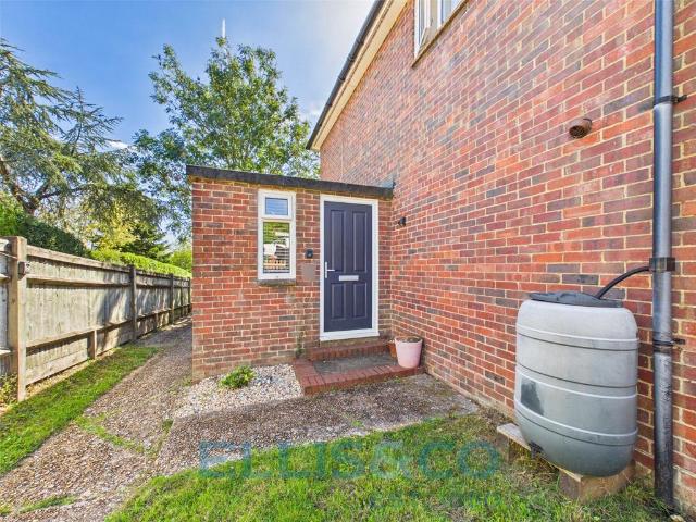 2 bedroom maisonette for sale
