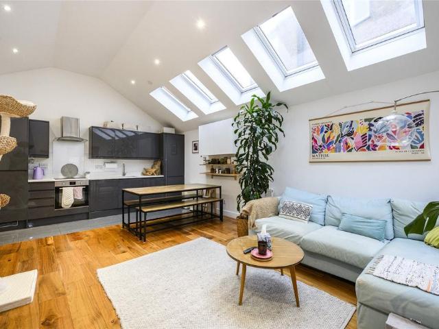 2 bedroom maisonette for sale
