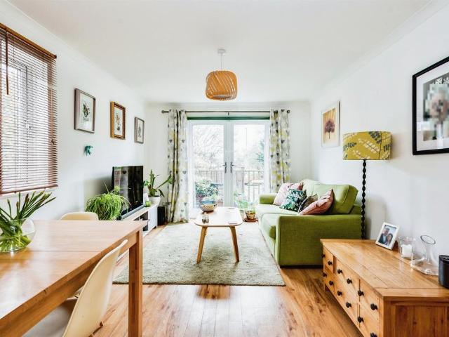 2 bedroom maisonette for sale