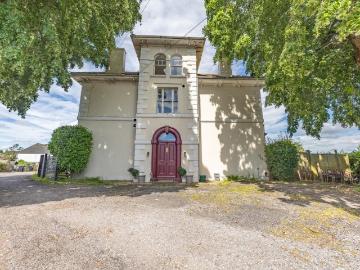 2 bedroom maisonette for sale
