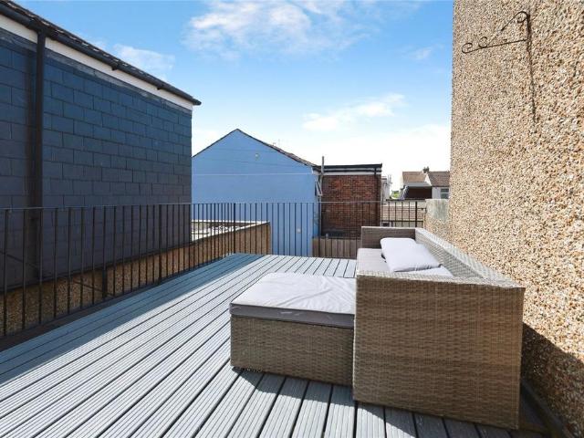 2 bedroom maisonette for sale