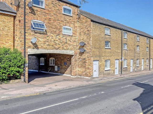 2 bedroom maisonette for sale
