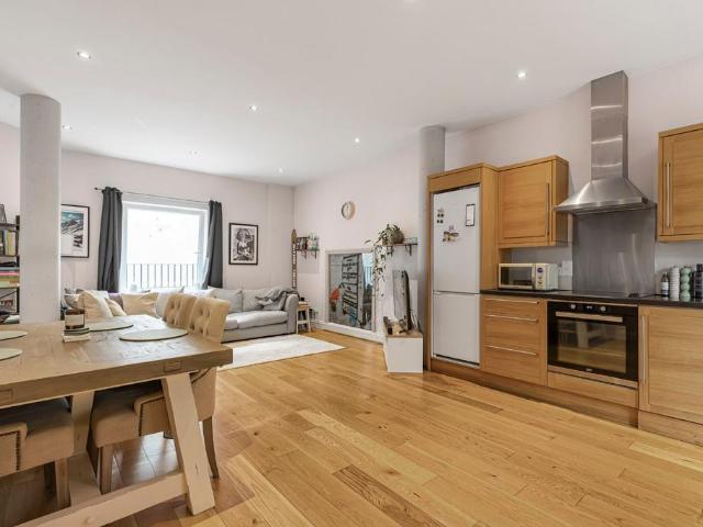 2 bedroom maisonette for sale
