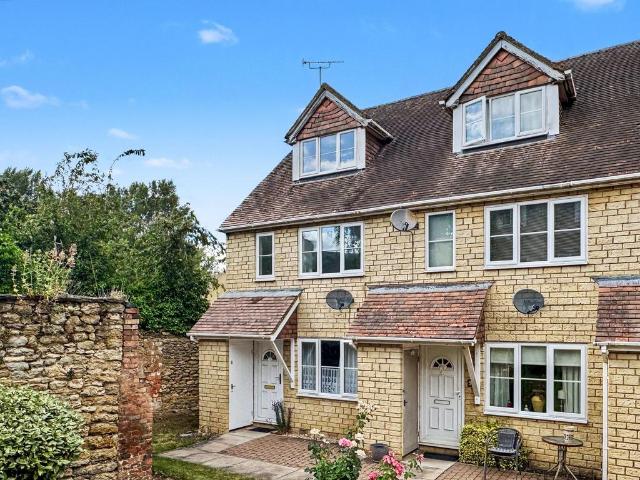 2 bedroom maisonette for sale