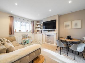 2 bedroom maisonette for sale
