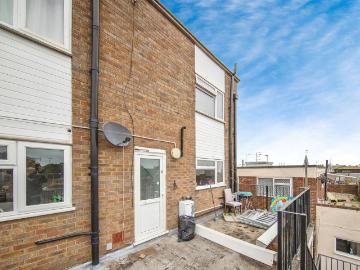 2 bedroom maisonette for sale