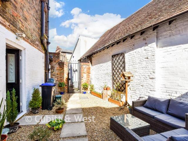 2 bedroom maisonette for sale