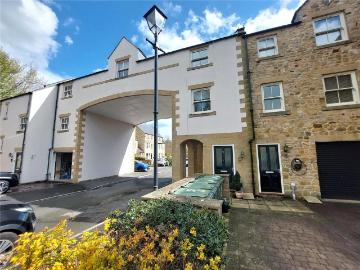 2 bedroom maisonette for sale