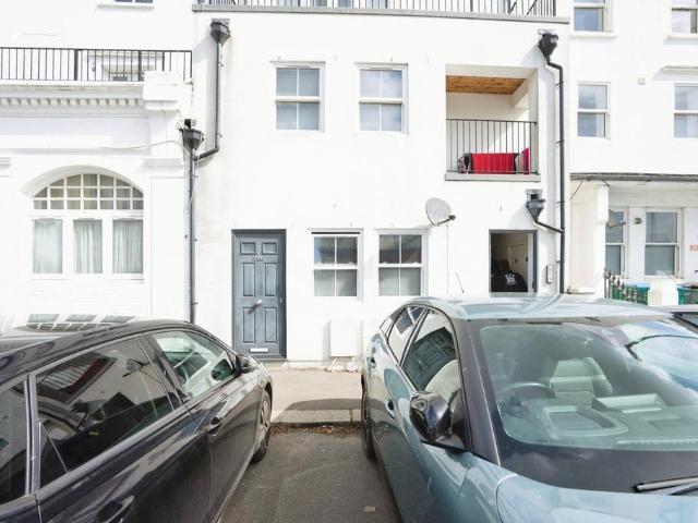 2 bedroom maisonette for sale