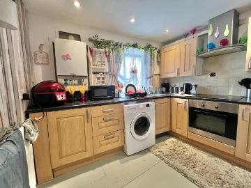 2 bedroom maisonette for sale