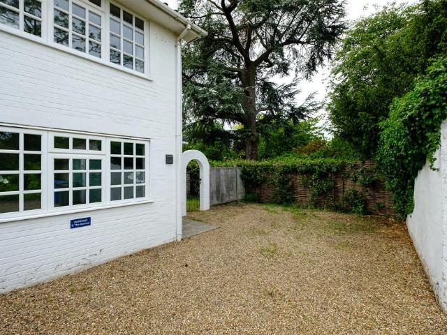 2 bedroom maisonette for sale