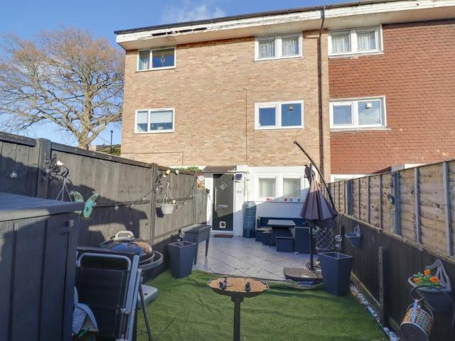 2 bedroom maisonette for sale