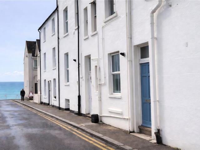 2 bedroom maisonette for sale