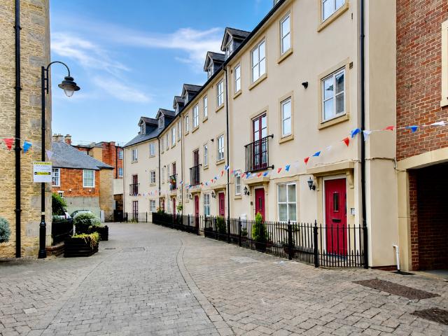 2 bedroom maisonette for sale