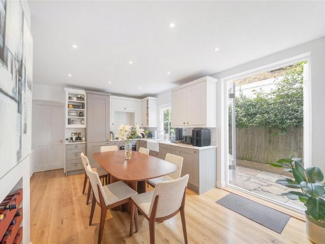 2 bedroom maisonette for sale