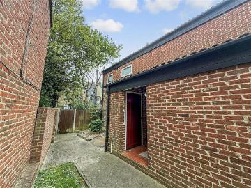 2 bedroom maisonette for sale