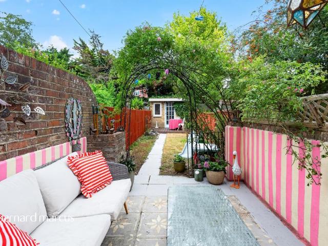 2 bedroom maisonette for sale