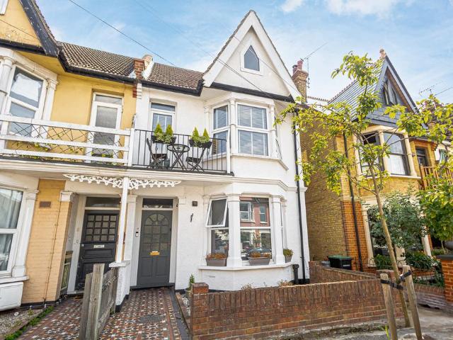 2 bedroom maisonette for sale