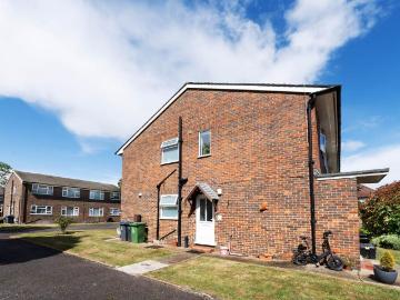 2 bedroom maisonette for sale