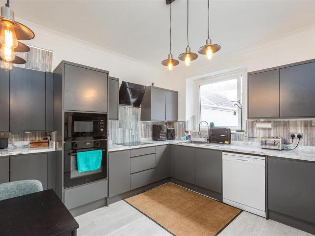2 bedroom maisonette for sale