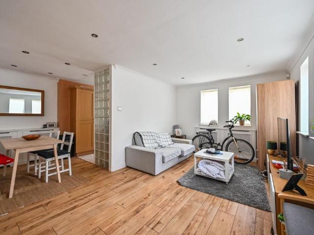 2 bedroom maisonette for sale