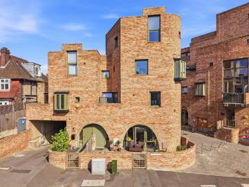2 bedroom maisonette for sale