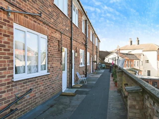 2 bedroom maisonette for sale