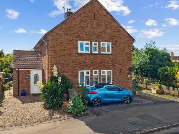 2 bedroom maisonette for sale