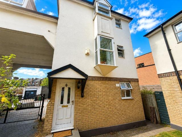 2 bedroom maisonette for sale