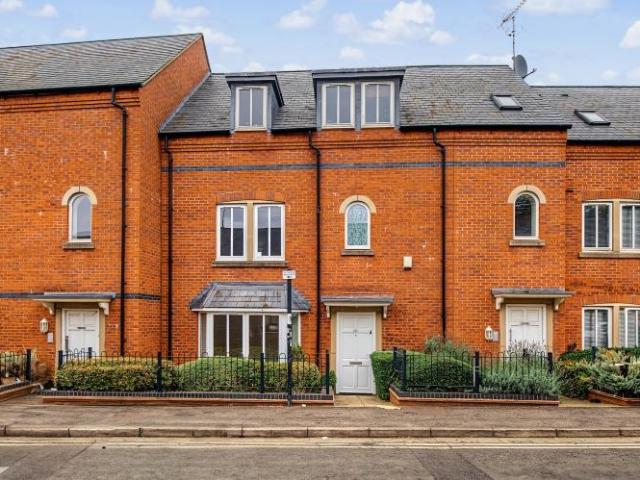 2 bedroom maisonette for sale