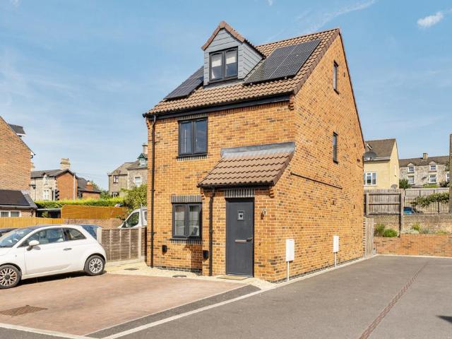 2 bedroom maisonette for sale