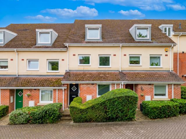 2 bedroom maisonette for sale