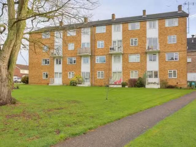 2 bedroom maisonette for rent in The Ridgeway, St. Albans, Her.