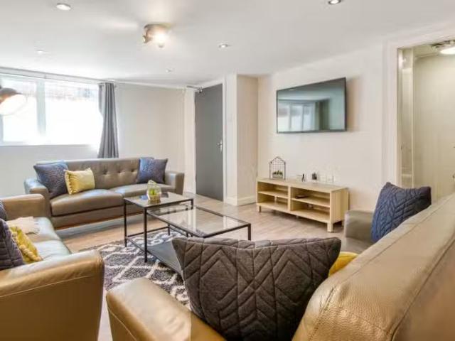 2 bedroom maisonette for rent in Welcomes Road, Kenley, CR8