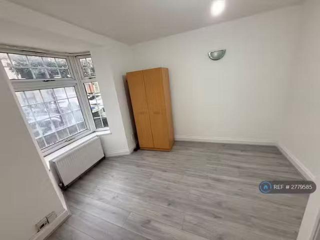 2 bedroom maisonette for rent in Western Road, London, E13